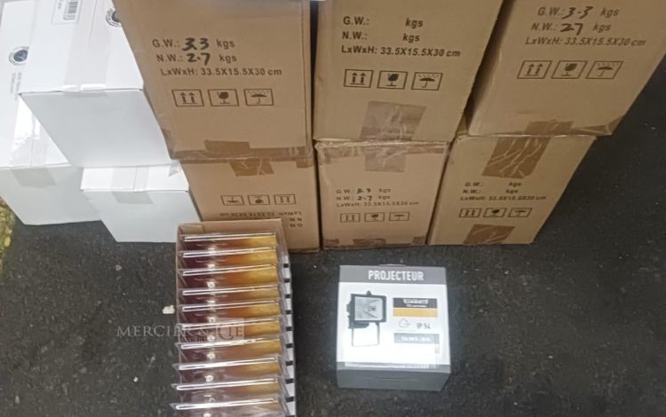 Autre Lot de 36 pièces comprenant des projecteurs halogènes IP54 pour éclairage extéri  120