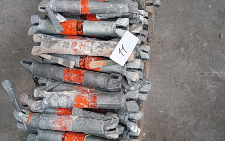 Autre Lot composé de 50 éléments métalliques de 30 cm de la marque Layer, utilisés pou  11