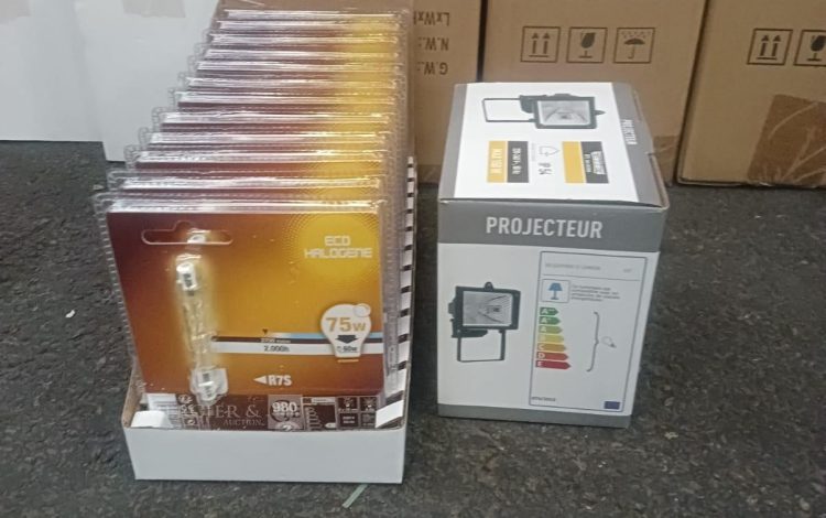 Autre Lot de 36 pièces comprenant des projecteurs halogènes IP54 pour éclairage extéri  130