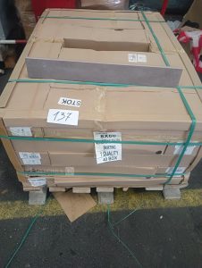 Autre Lot denviron 336 mètres linéaires de plinthes en grès cérame format 8 × 60 cm,  140