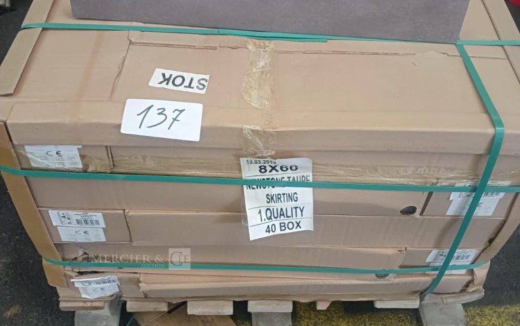 Autre Lot denviron 336 mètres linéaires de plinthes en grès cérame format 8 × 60 cm,  140