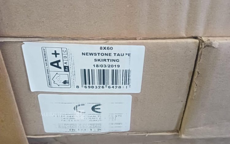 Autre Lot denviron 336 mètres linéaires de plinthes en grès cérame format 8 × 60 cm,  140