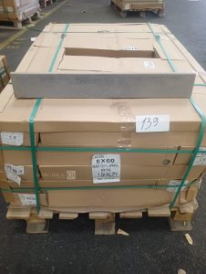 Autre Lot denviron 336 mètres linéaires de plinthes en grès cérame format 8 × 60 cm,  142