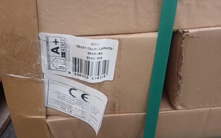 Autre Lot denviron 336 mètres linéaires de plinthes en grès cérame format 8 × 60 cm,  142