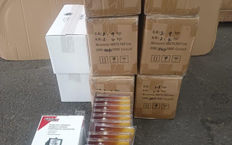 Autre Lot de 24 pièces comprenant des projecteurs halogènes GO/ON! en boîtes dorigine  143