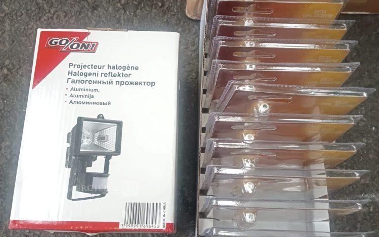 Autre Lot de 24 pièces comprenant des projecteurs halogènes GO/ON! en boîtes dorigine  143