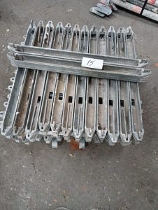 Autre Lot composé de 50 éléments métalliques de 70 cm de la marque Layer, utilisés pou  15