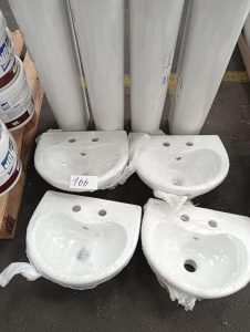 Autre Lot de 4 lavabos sur pieds , lavabo marque Armitage Shanks  169