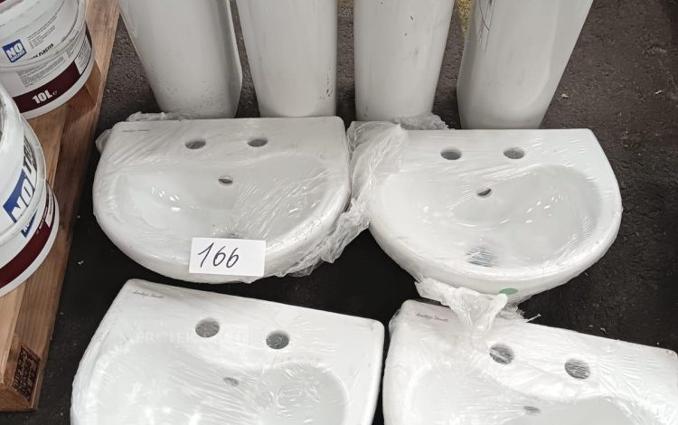 Autre Lot de 4 lavabos sur pieds , lavabo marque Armitage Shanks  169