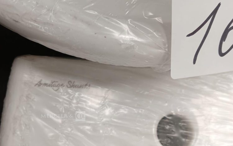 Autre Lot de 4 lavabos sur pieds , lavabo marque Armitage Shanks  169