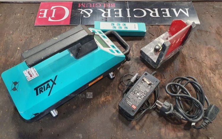 TRIAX   NIV748600