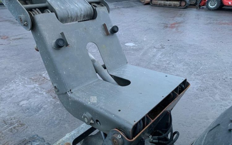 AUSA D100 AHA  DUM010042