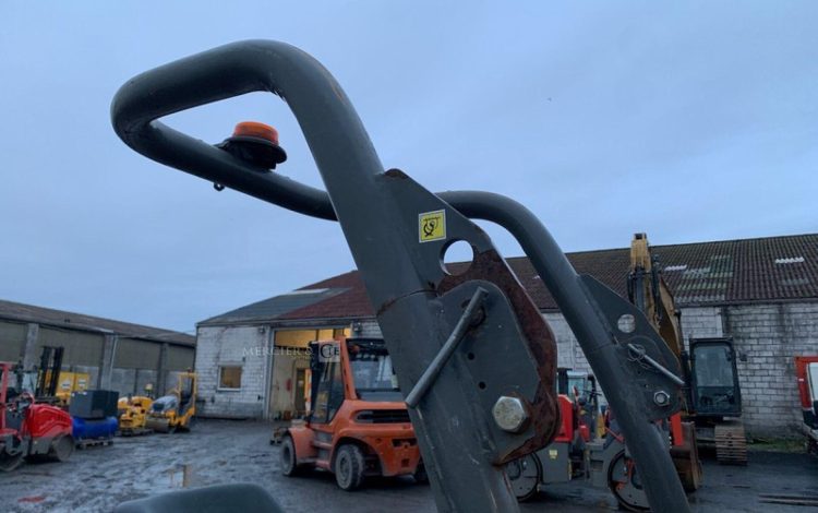 AUSA D100 AHA  DUM010042