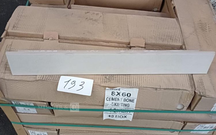 Autre Lot denviron 250 ml de plinthes carrelage  8 × 60 cm, modèle Cement Bone  195