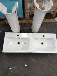 Autre Ensemble comprenant 2 lavabos en céramique blanche de marque Ideal Standard, acc  230