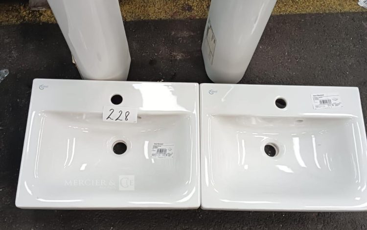 Autre Ensemble comprenant 2 lavabos en céramique blanche de marque Ideal Standard, acc  230
