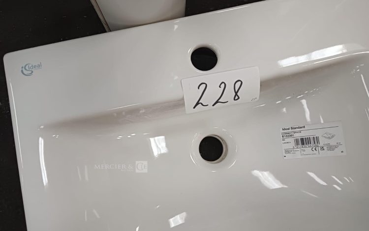 Autre Ensemble comprenant 2 lavabos en céramique blanche de marque Ideal Standard, acc  230