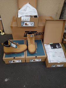 Autre Lot de 10 paires de chaussures de sécurité ToughGrit  Taille 9 (43)  231