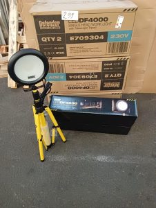 Autre Lot de 6 projecteurs professionnels DEFENDER LEDDF4000, chacun monté sur trépied  300