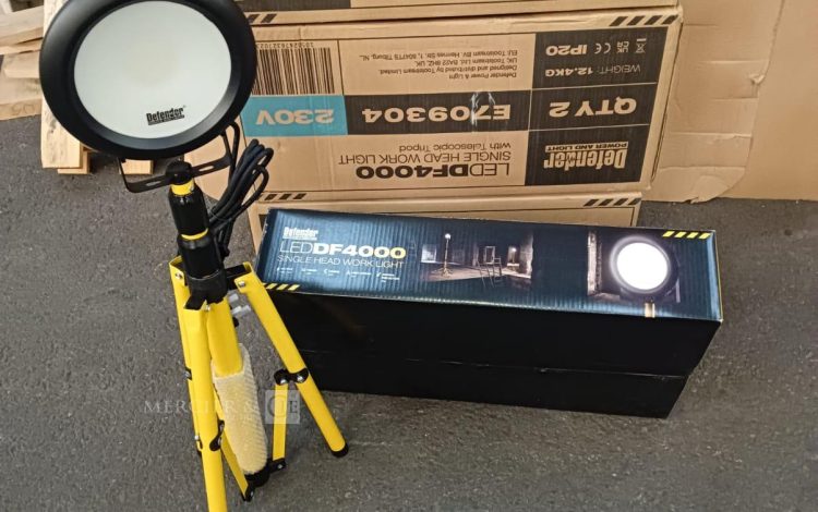 Autre Lot de 6 projecteurs professionnels DEFENDER LEDDF4000, chacun monté sur trépied  300