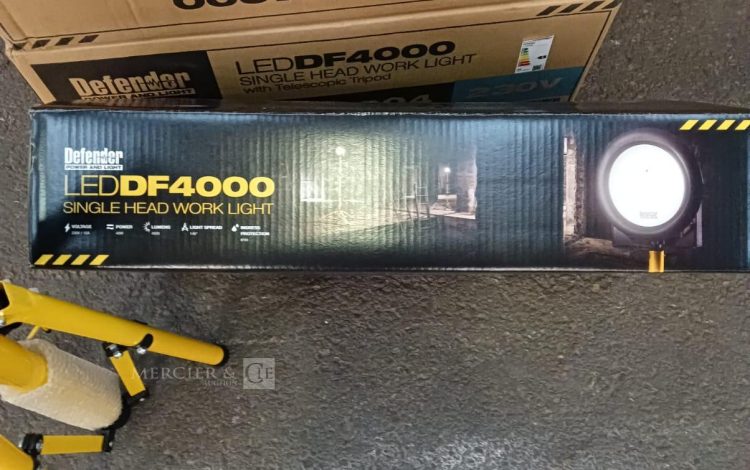Autre Lot de 6 projecteurs professionnels DEFENDER LEDDF4000, chacun monté sur trépied  300