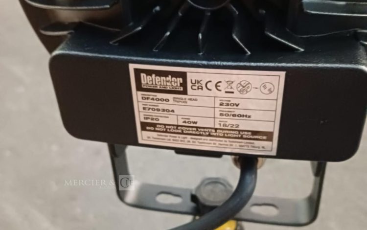 Autre Lot de 6 projecteurs professionnels DEFENDER LEDDF4000, chacun monté sur trépied  300