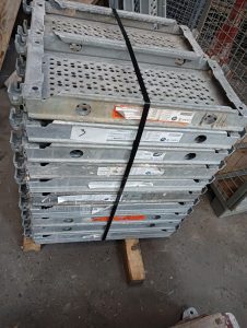 Autre Ensemble de 20 plateaux déchafaudage métalliques de marque Layer, dimensions 70  3