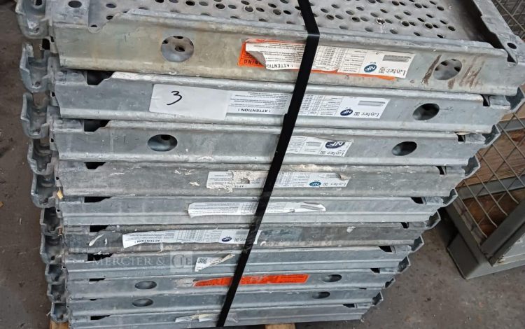 Autre Ensemble de 20 plateaux déchafaudage métalliques de marque Layer, dimensions 70  3