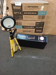 Autre Lot de 6 projecteurs professionnels DEFENDER LEDDF4000, chacun monté sur trépied  302