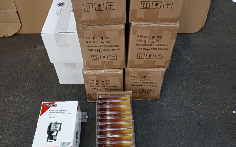 Autre Lot de 24 pièces comprenant des projecteurs halogènes IP54 pour éclairage extéri  303