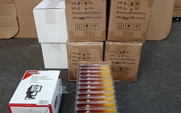 Autre Lot de 24 pièces comprenant des projecteurs halogènes IP54 pour éclairage extéri  303