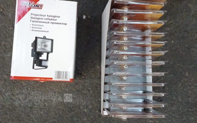 Autre Lot de 24 pièces comprenant des projecteurs halogènes IP54 pour éclairage extéri  308