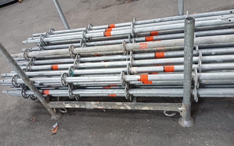 Autre Ensemble de 40 montants déchafaudage galvanisés, longueur 200 cm, marque Layer.  316