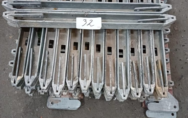 Autre Lot de 50 plinthes métalliques Layer en acier galvanisé, destinées à la protecti  32