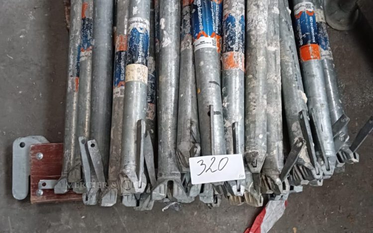 Autre Lot de 50 pièces  Montants 68 cm Scafon  321