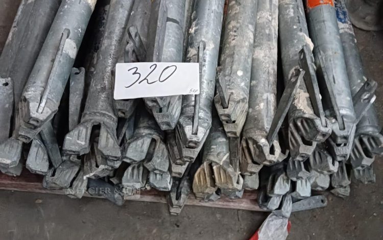 Autre Lot de 50 pièces  Montants 68 cm Scafon  321