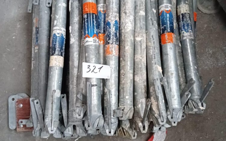 Autre Lot de 50 pièces  Montants 68 cm Scafon  322