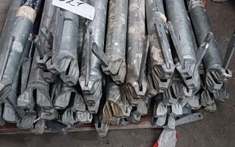 Autre Lot de 50 pièces  Montants 68 cm Scafon  322