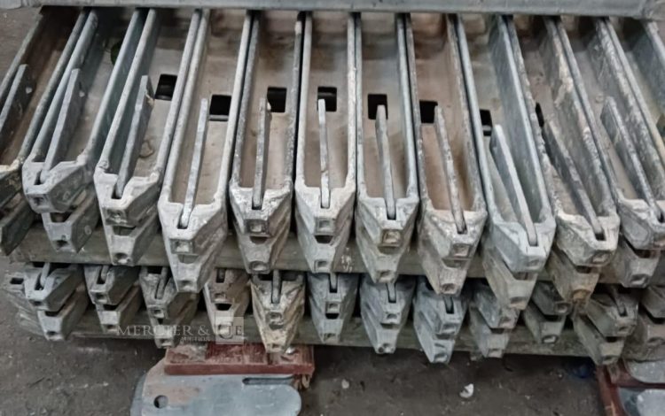 Autre Lot de 50 plinthes métalliques Layer en acier galvanisé, destinées à la protecti  32