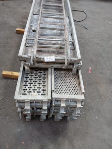 Autre Lot composé de 12 planchers acier perforés de 200 x 30 cm et de 2 planchers avec  331