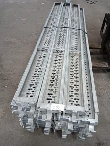 Autre Lot composé de 9 plateaux antidérapants de 250 x 30 cm et de 5 plateaux avec éch  347