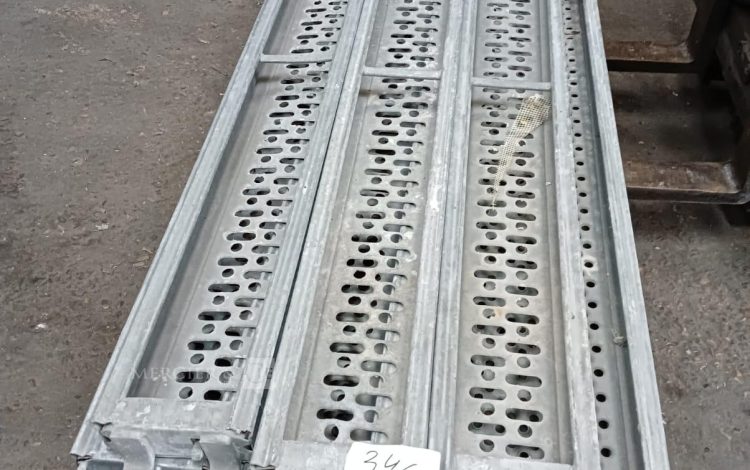 Autre Lot composé de 9 plateaux antidérapants de 250 x 30 cm et de 5 plateaux avec éch  347
