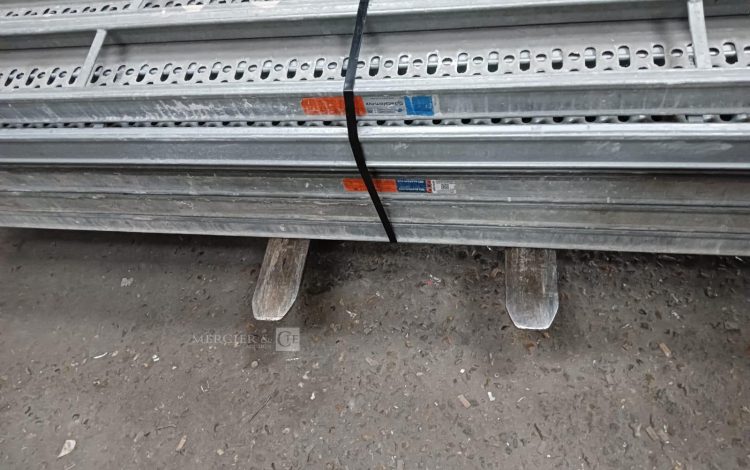 Autre Lot composé de 9 plateaux antidérapants de 250 x 30 cm et de 5 plateaux avec éch  347