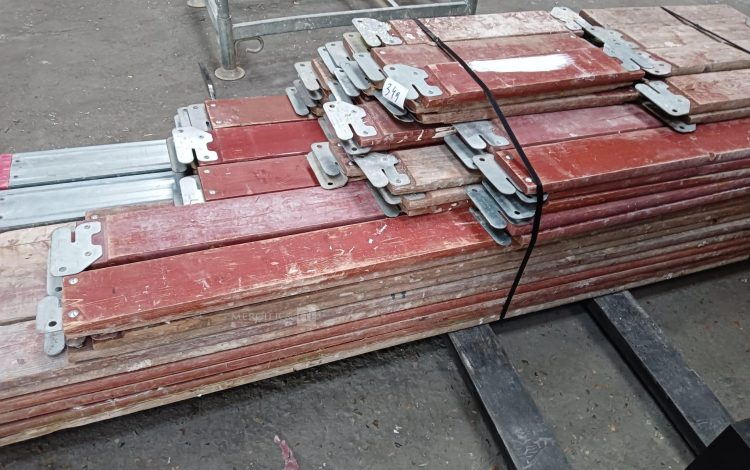Autre Lot de 93 planches déchafaudage  marque Layer  350
