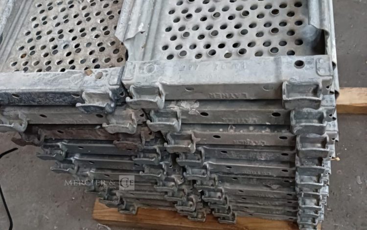 Autre Ensemble de 20 plateaux déchafaudage métalliques de marque Layer, dimensions 70  3