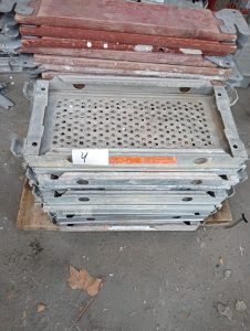 Autre Lot composé de 11 plateaux déchafaudage métalliques de dimensions 70 × 30 cm, a  4