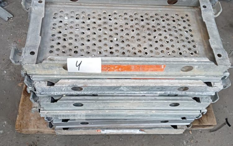 Autre Lot composé de 11 plateaux déchafaudage métalliques de dimensions 70 × 30 cm, a  4