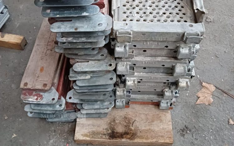 Autre Lot composé de 11 plateaux déchafaudage métalliques de dimensions 70 × 30 cm, a  4