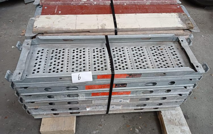 Autre Lot comprenant 6 plateaux déchafaudage en acier galvanisé de dimensions 1 m × 3  6