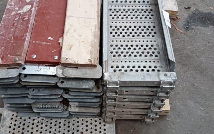 Autre Lot comprenant 6 plateaux déchafaudage en acier galvanisé de dimensions 1 m × 3  6